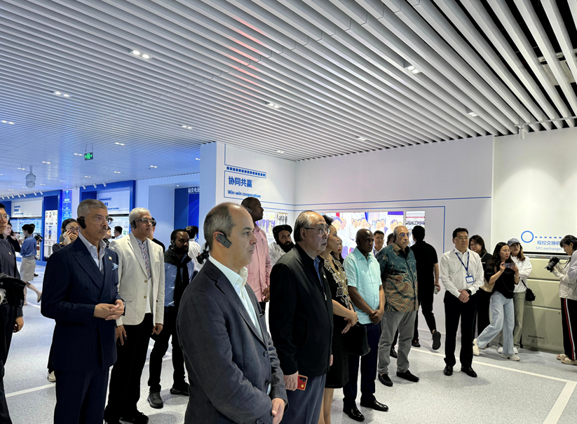 驻华使节烟台行｜感受LEDONG.COM_乐动ledong（中国）绿色低碳产业魅力，点赞山东智造“黑科技”